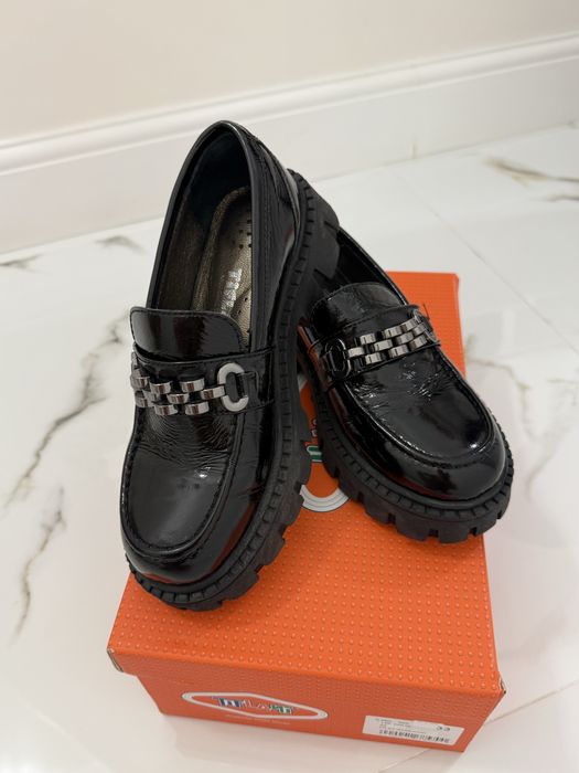 Продам туфли на девочку школьные межсезонные