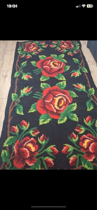 Covor vechi si ingrijit, cusut manual din lana