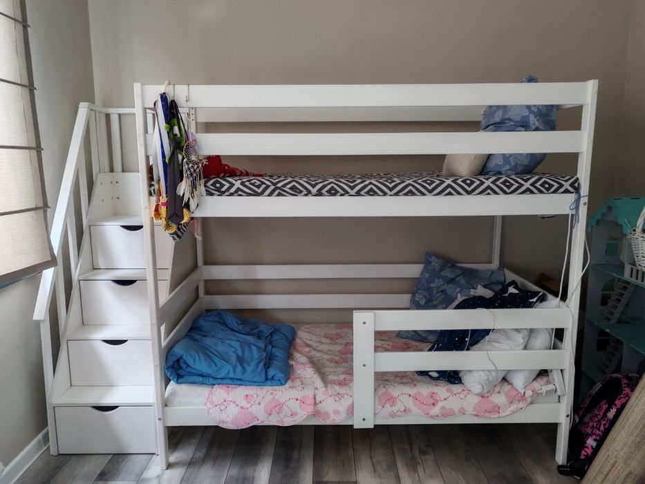 Двухъярусная кровать, с лестницей полочками
