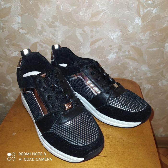 Продам кроссовки 39 размер