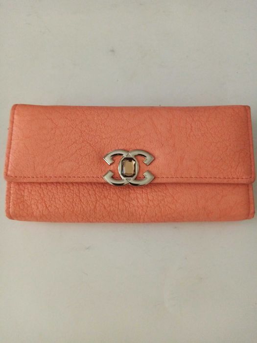 Нови дамски портмонета и нов кожен ключодържател.