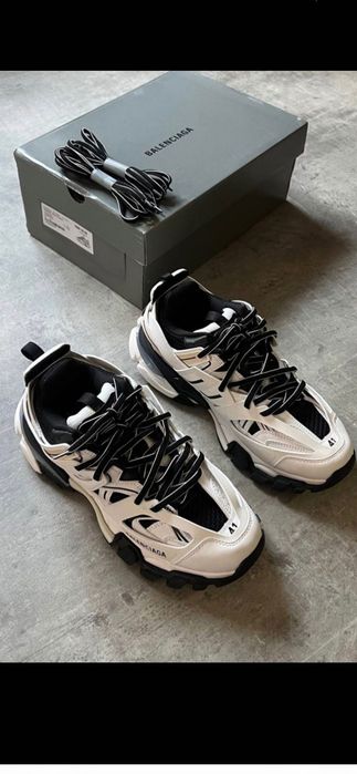 Продавам Balenciagi като чисто нови носени