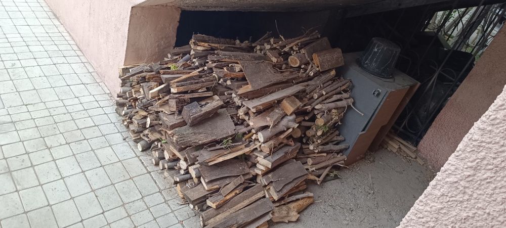 Дрова колотые и обрезки древесины на отопление