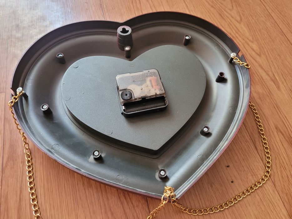 Часы настенные в форме сердца