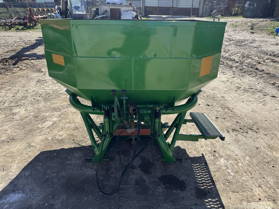 Masina imprastiat ingrasaminte