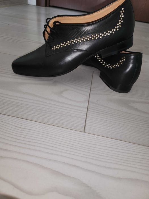 Чисто нови оригинални дамски обувки естествена кожа