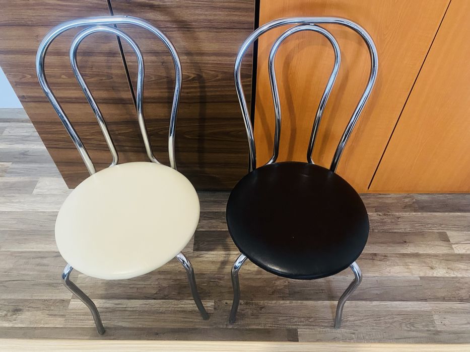 Masa cu doua scaune, foarte cocheta!