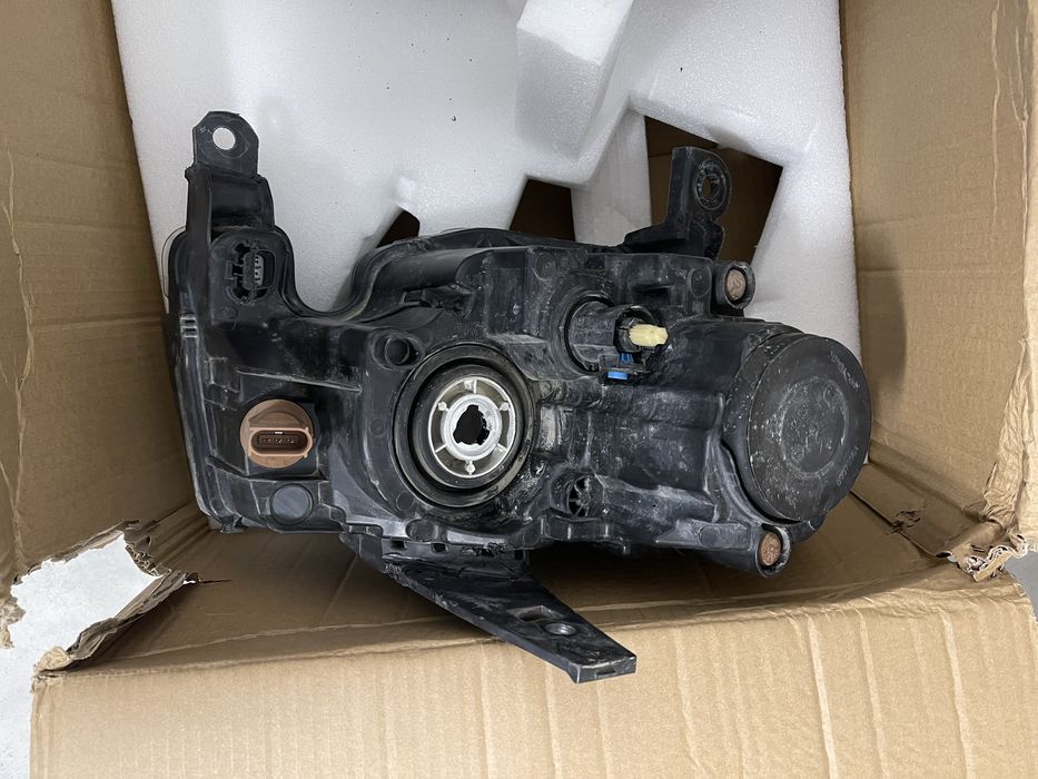 Ляв оригинален фар Jeep Grand Cherokee WK2