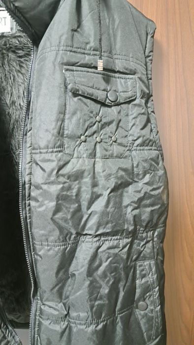 Vesta imblanita cu gluga
