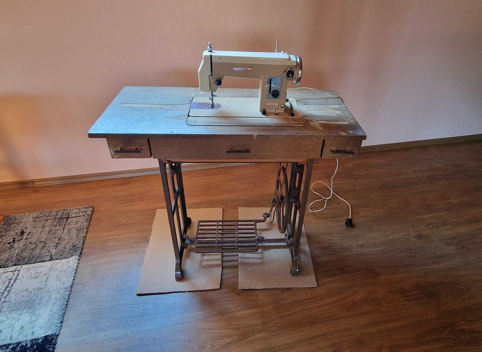 Колекционерска ретро шевна машина - "Lucznik"