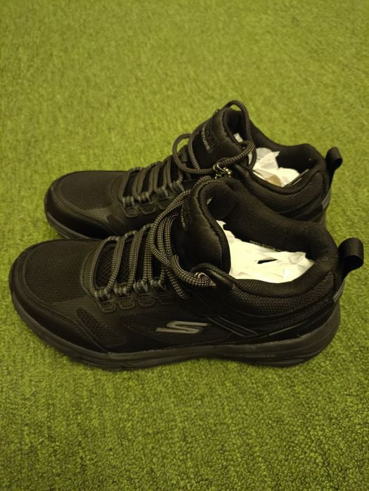 Продам кроссовки Skechers.