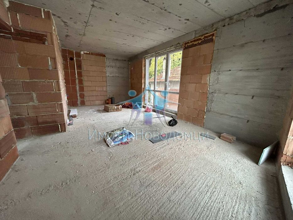 Тристаен, Шумен, Център