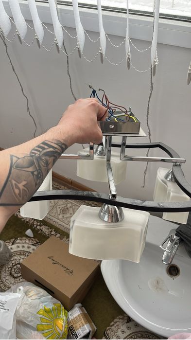 Продам люстру 4 плафона