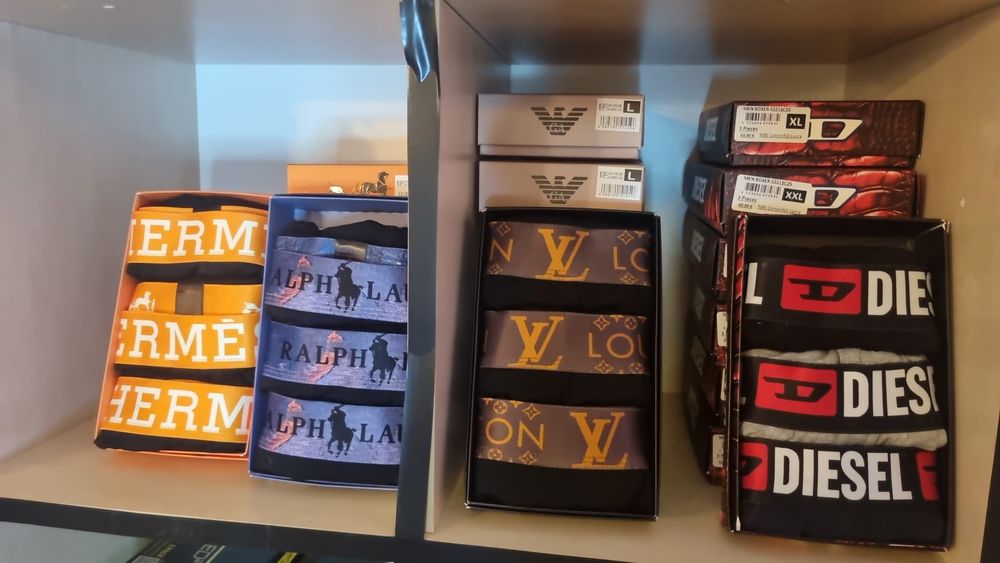 Vand boxeri barbatii.