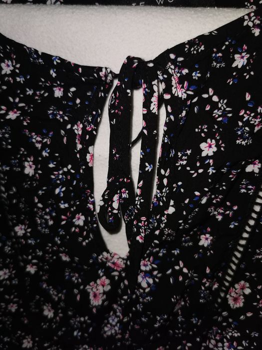 Bluza neagra cu imprimeu floral