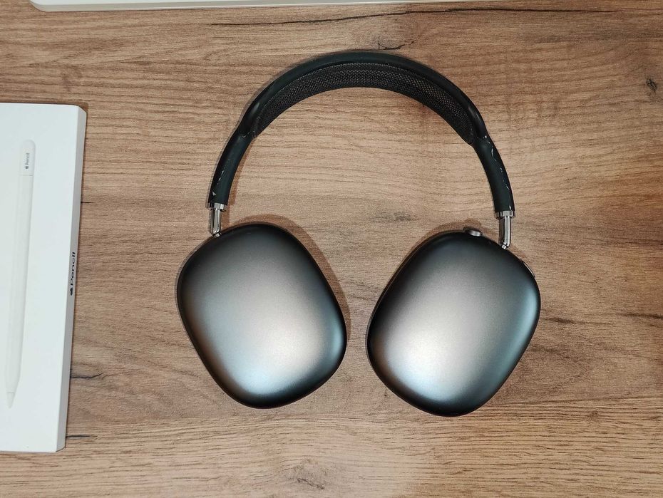 iPad 11 (A16) & AirPods Max (1st Gen, Lightning)