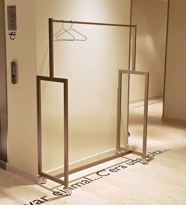 suport/stender metalic de haine cu umerase confectii metalice de top