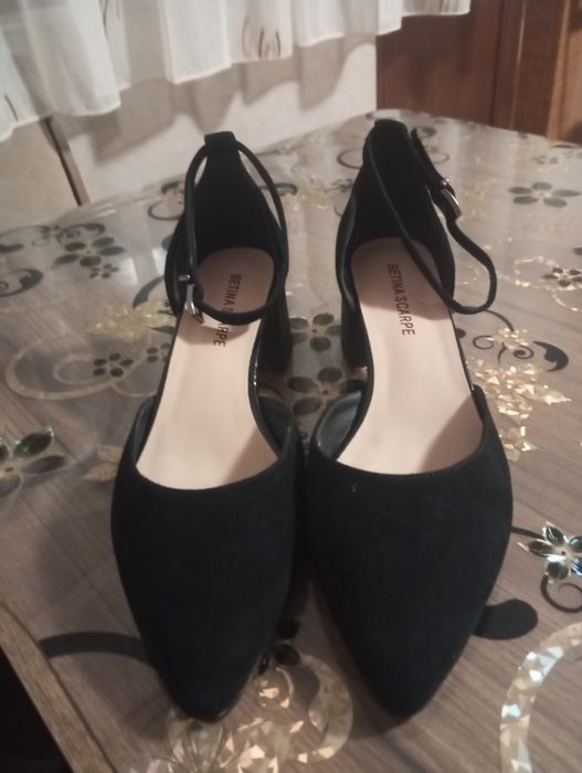 Vând pantofi eleganți