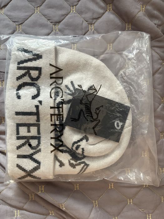 Шапка arc’teryx серого цвета