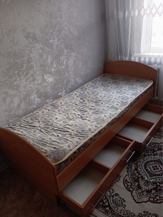 Кровать с полкой