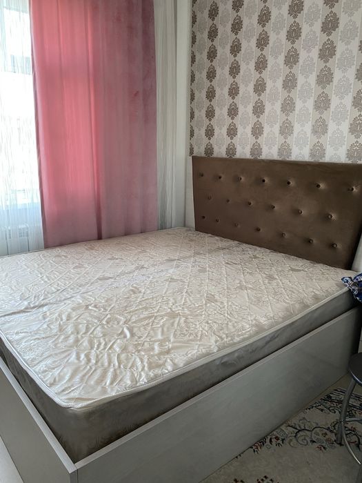 Продам кровать и две тумбочки
