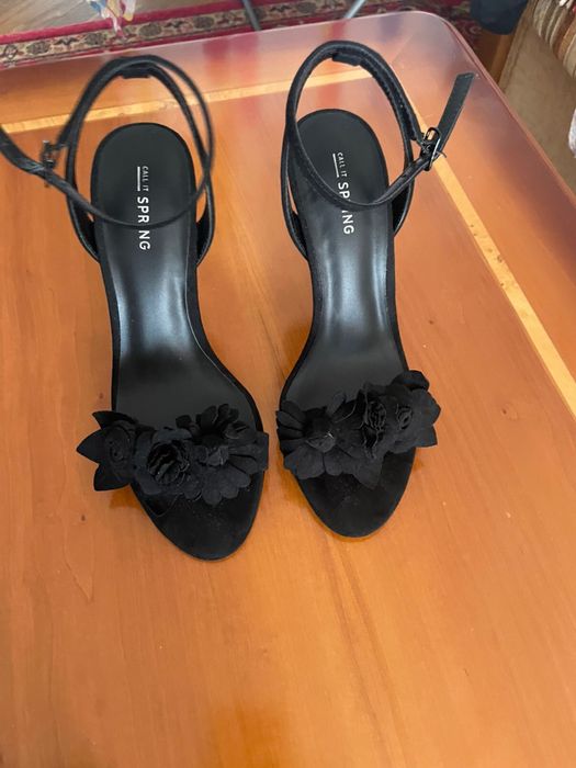 Босоножки черные