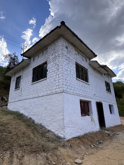 Vand  in bulz casa cu peste 2 hectare teren sat munteni