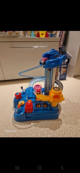 Set de joaca Super Wings Aeroportul  Internațional cu Jet si Dizzy.