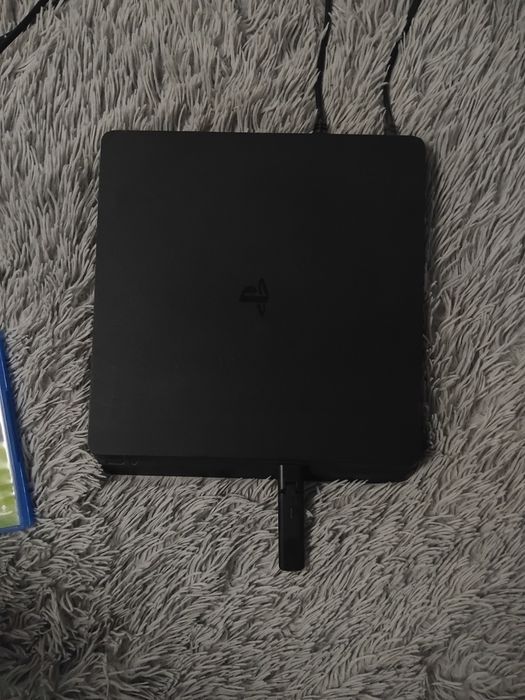 vând PS 4 , cu 2 jocuri și o maneta