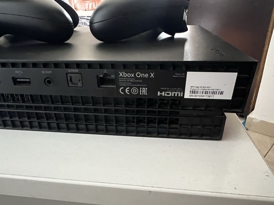 Xbox One X 1TB + 2 controlere