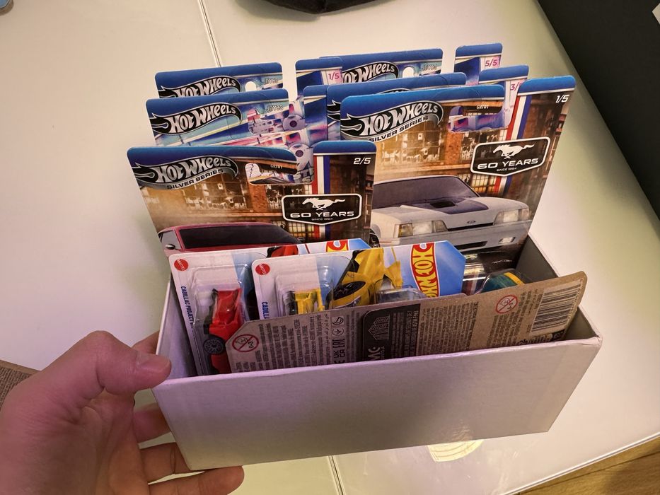 16 Чисто нови колички Hot Wheels