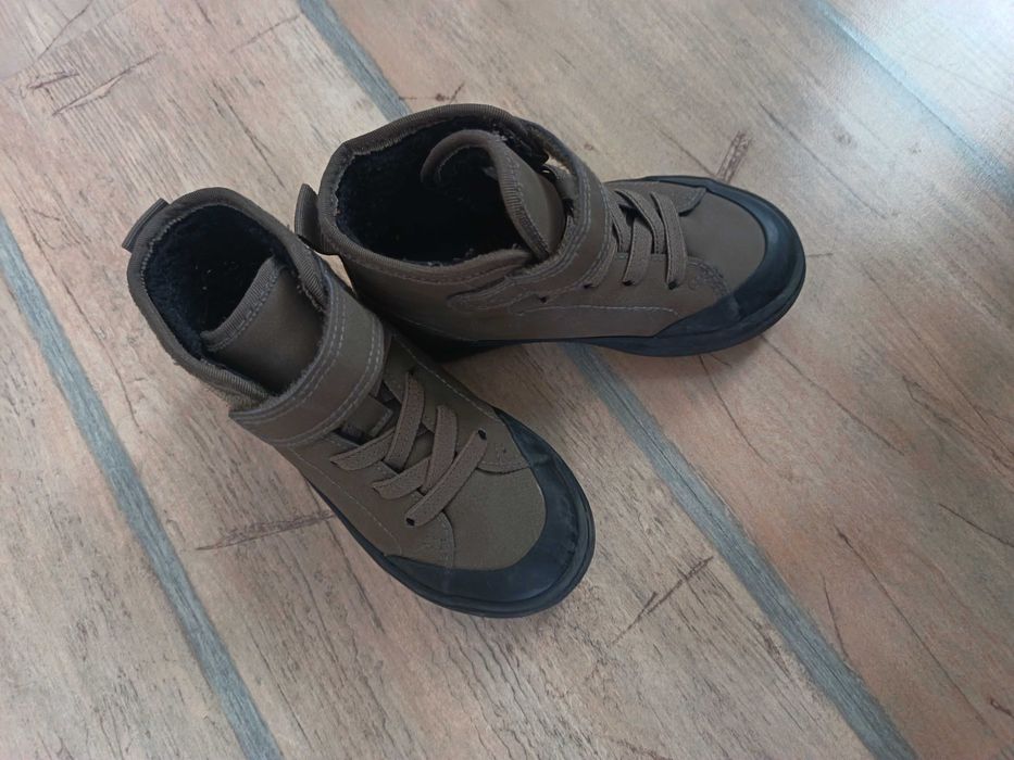 Детски боти на марката h&m.Нямат никакви забележки, като нови са