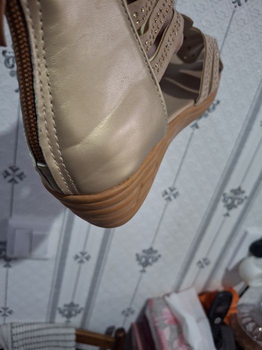 Продам  босоножки