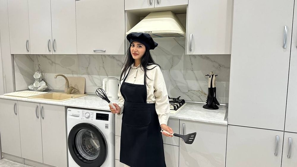 Nudist jinsiy olatni silaydi