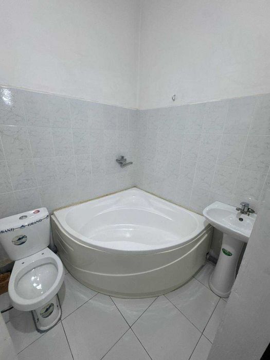 Qarshi shahar Vatanparvar bog'i yonidan 4 xonali uy! Savdosi bor