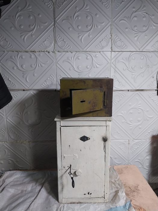 Продам два сейфа