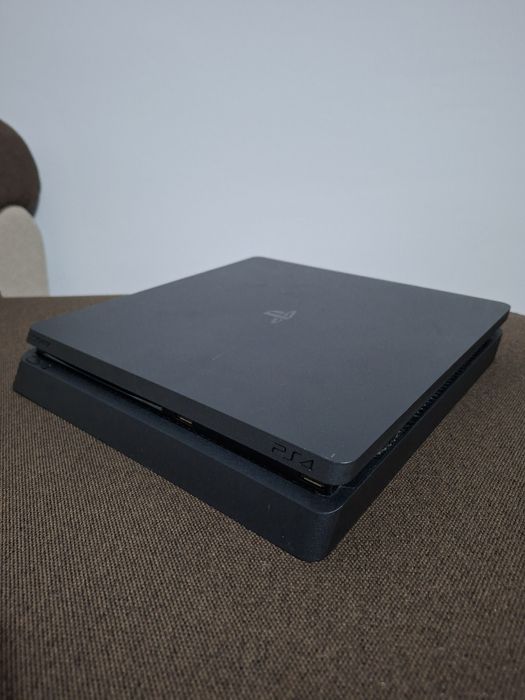 Ps4 cu maneta si 3 jocuri