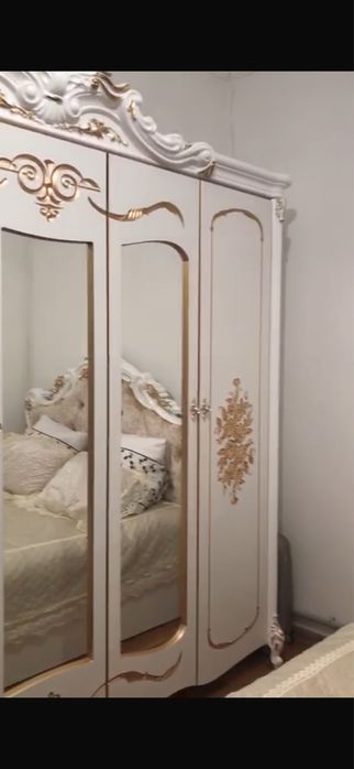 Продаётся спальный королевский гарнитур