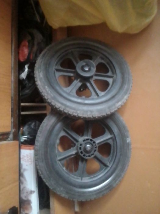 Колеса разные.вело.коляска.