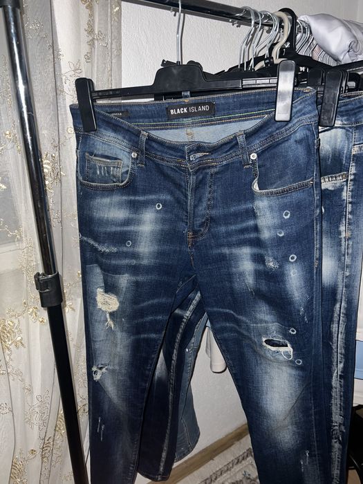 Blugi diferite firme sunt aproape noi