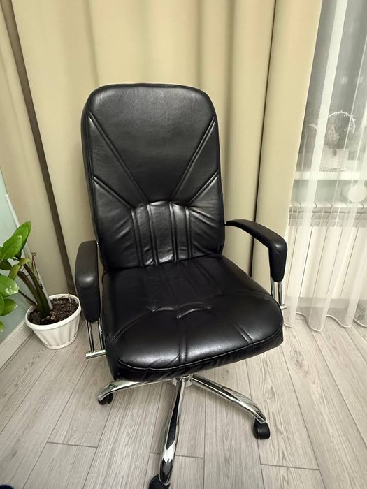 Продам комфортное офисное кресло из экокожи.