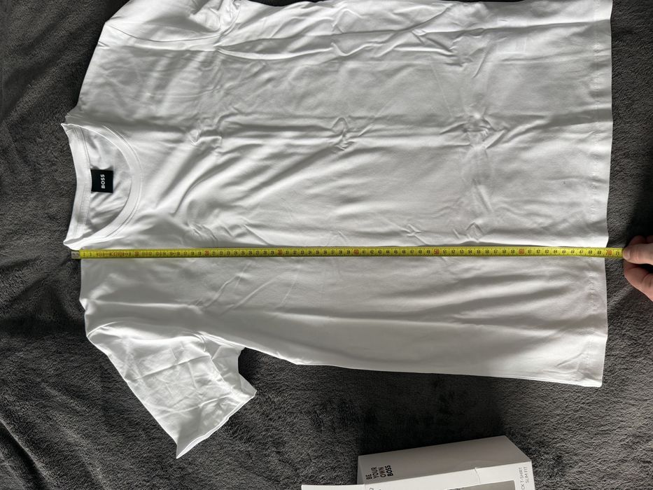 BOSS set 2 tricouri albe cu logo mic pe brat marimea L noi originale