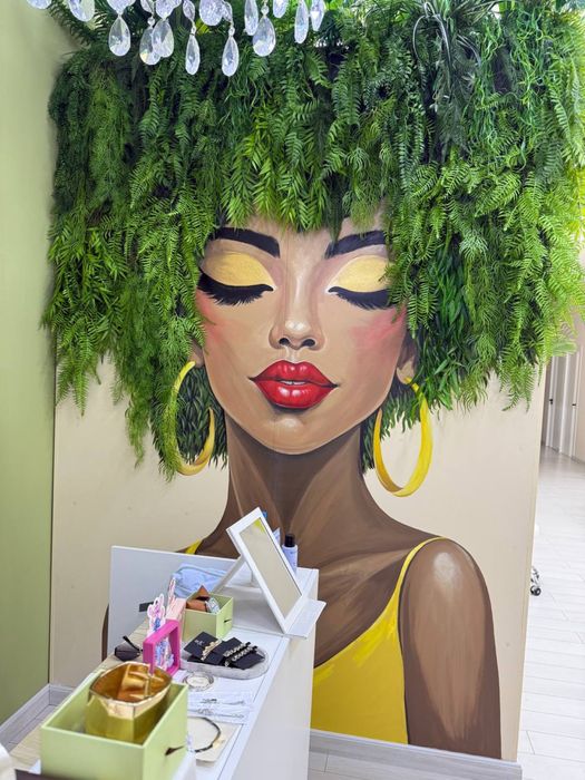 Продается шкаф с авторской картиной для салона красоты или магазина