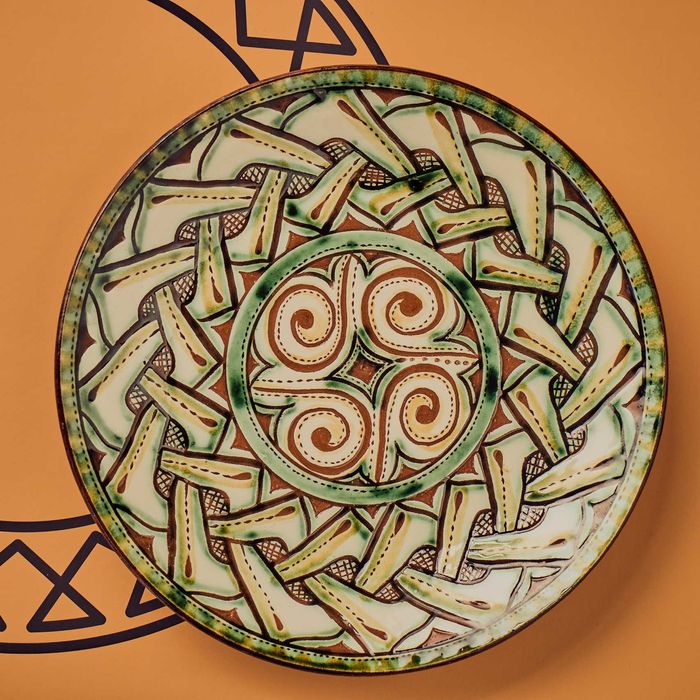 Керамична чиния с царски орнаменти