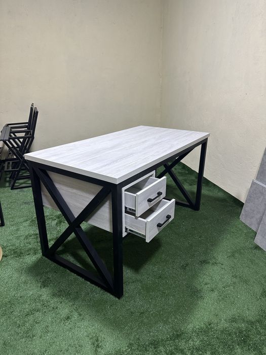 Стол в стиле лофт