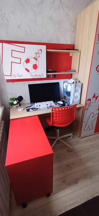 Продам  отличный вместительный угловой шкаф и компьютерный стол с полк