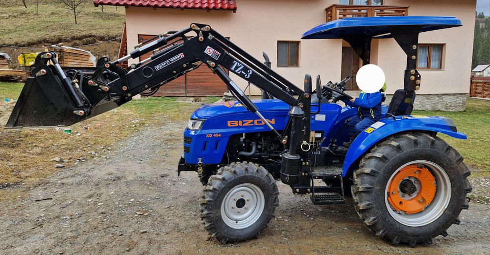 Vând Tractor Bizon 4x4 cu încărcător frontal
