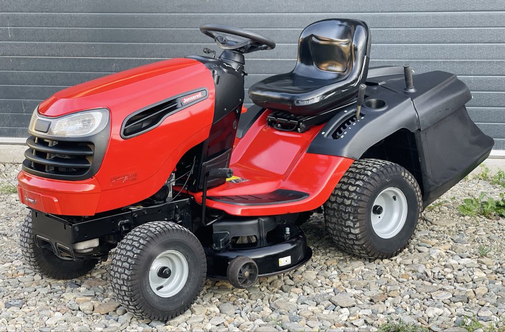 Tractoraș de tuns iarba/gazon Jonsered ( Husqvarna ) 2013  cu Coș pentru iarbă / 656cc - 18 cai / V - TWin / Recent adus !