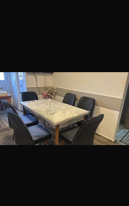 Vând set de 6 scaune cu picioare de lemn și tapițate.