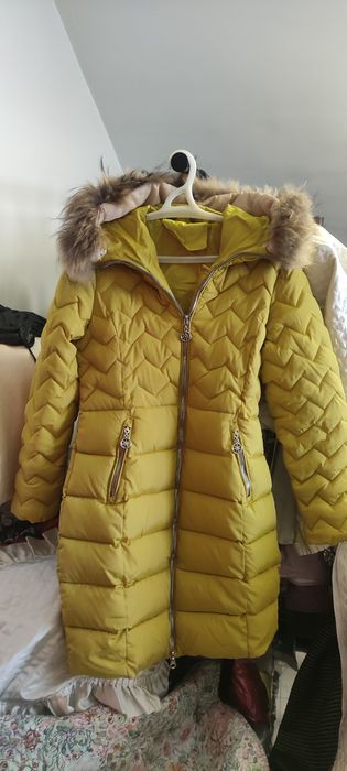 Разкошно топло яке в цвят горчица с качулка и  яка от лисица
